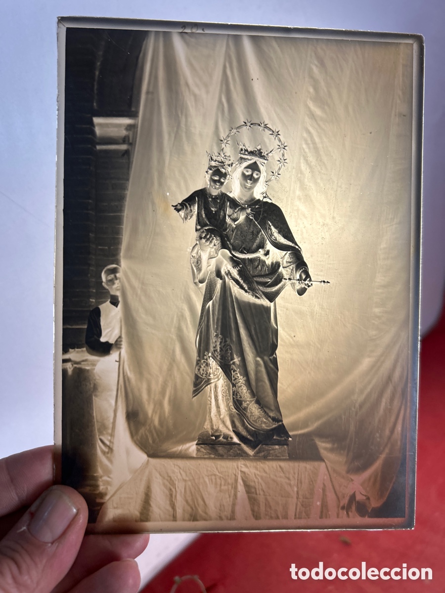 Fotograf&iacute;a antigua: Fotograf&iacute;a en blanco y negro escultura virgen