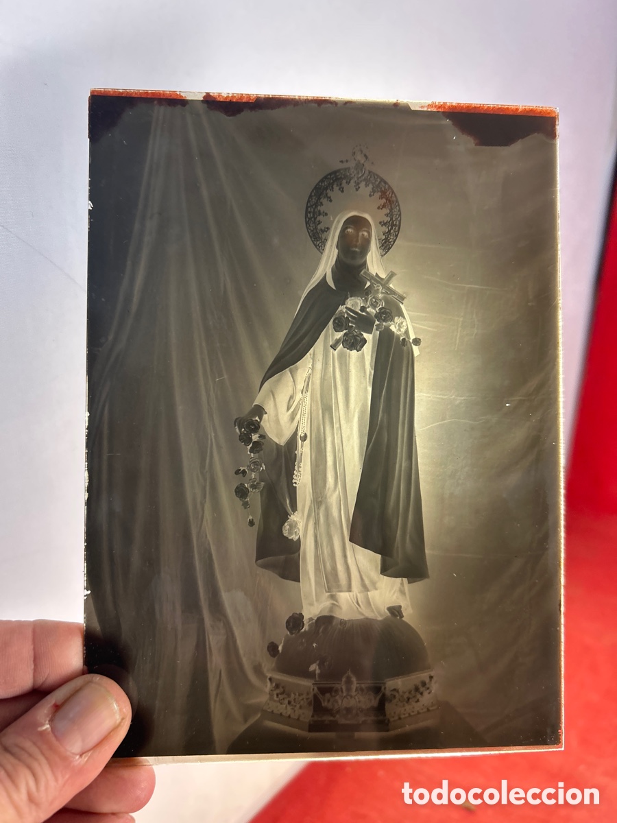 Fotograf&iacute;a antigua: Fotograf&iacute;a en blanco y negro escultura virgen