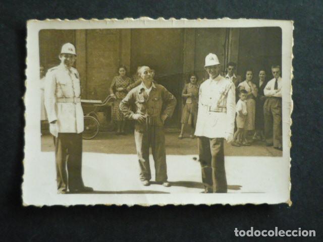Fotograf&iacute;a antigua: SAN SEBASTIAN POLICIA MUNICIPAL CON MECANICO AUTOMOVILES ANTIGUA FOTOGRAFIA 6 X 9 CM