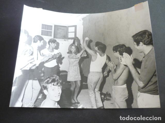 Antique Photography: VALLADOLID ENCARNITA POLO BAILANDO CON GITANOS 1968 ANTIGUA FOTOGRAFIA 24 X 18 CM