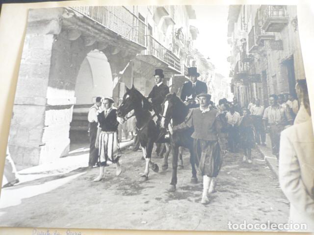 Fotografia antica: PUENTE LA REINA NAVARRA DIA FESTIVO ANTIGUA FOTOGRAFIA 23 X 28 CM