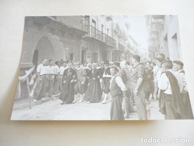 Fotograf&iacute;a antigua: PUENTE LA REINA NAVARRA DIA FESTIVO ANTIGUA FOTOGRAFIA 10,5 X 17 CM