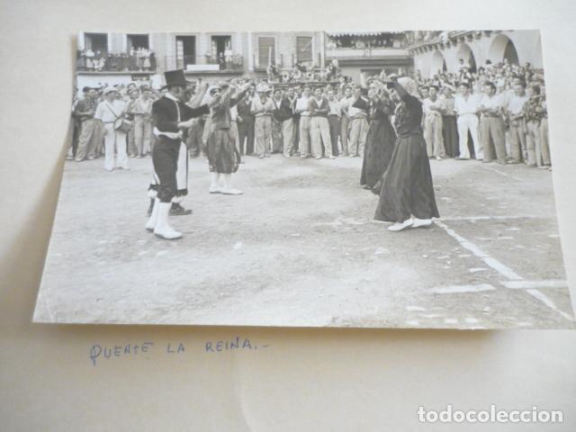 Fotograf&iacute;a antigua: PUENTE LA REINA NAVARRA DIA FESTIVO ANTIGUA FOTOGRAFIA 10,5 X 17 CM