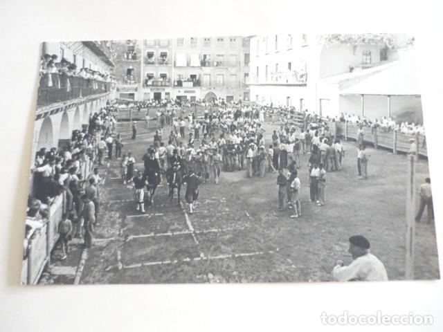 Fotograf&iacute;a antigua: PUENTE LA REINA NAVARRA DIA FESTIVO ANTIGUA FOTOGRAFIA 10,5 X 17 CM