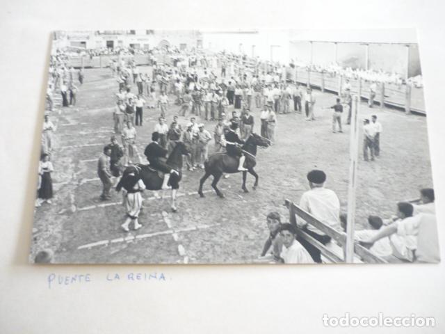 Fotograf&iacute;a antigua: PUENTE LA REINA NAVARRA DIA FESTIVO ANTIGUA FOTOGRAFIA 10,5 X 17 CM