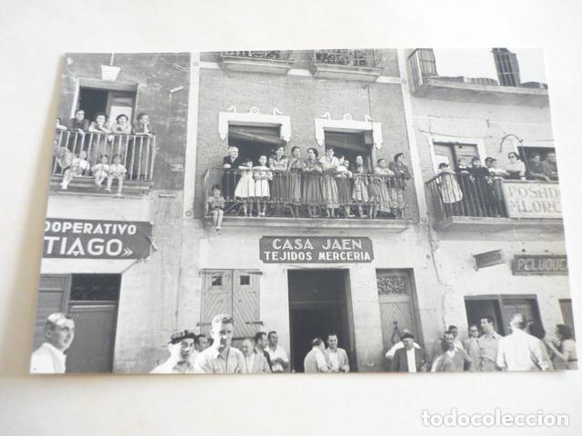 Fotograf&iacute;a antigua: PUENTE LA REINA NAVARRA DIA FESTIVO ANTIGUA FOTOGRAFIA 10,5 X 17 CM
