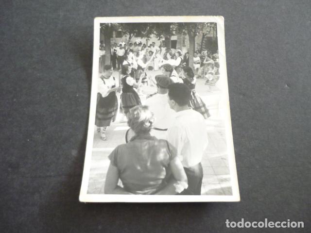 Fotograf&iacute;a antigua: MARQUINA VIZCAYA GRUPO BAILANDO CON TRAJE TIPICO ANTIGUA FOTOGRAFIA 7,5 X 10,5 CM