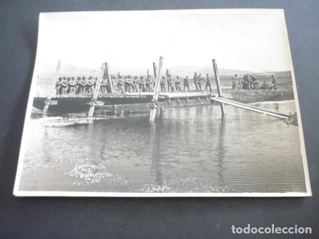 Fotografia antica: GRUPO DE SOLDADOS EN PUENTE ANTIGUA FOTOGRAFIA 18 X 24 CM