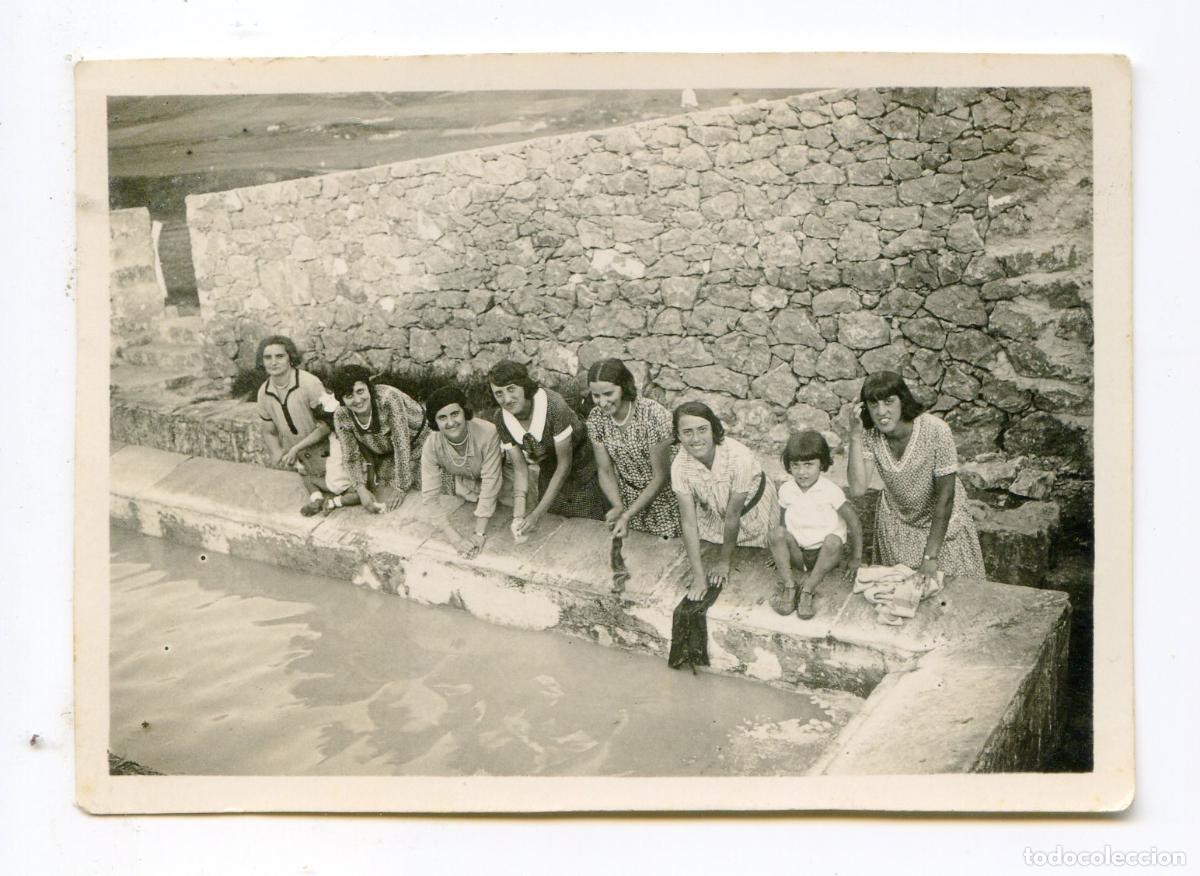 Fotografia antica: Grupo de mujeres lavando ropa en un lavadero p&uacute;blico, posiblemente Cantabria, circa 1930