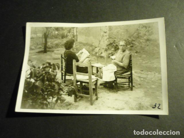 Fotografia antica: VILLANUEVA DEL CAMPO ZAMORA MUJERES COSIENDO A&Ntilde;OS 40 ANTIGUA FOTOGRAFIA 6 X 9 CM