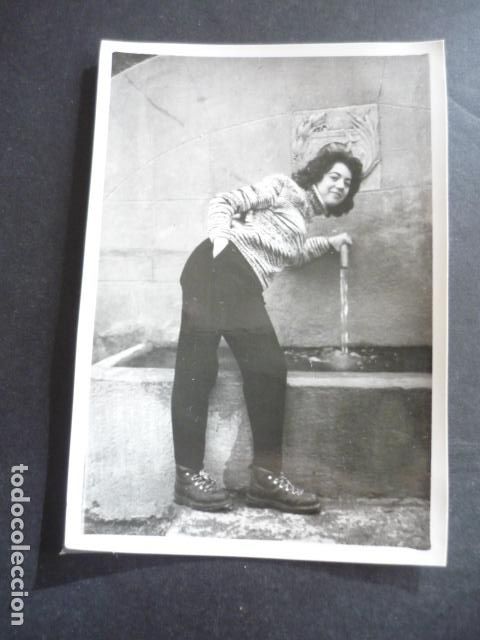Fotograf&iacute;a antigua: NAVACERRADA MADRID MUJER EN FUENTE ANTIGUA FOTOGRAFIA 7 X 10 CM
