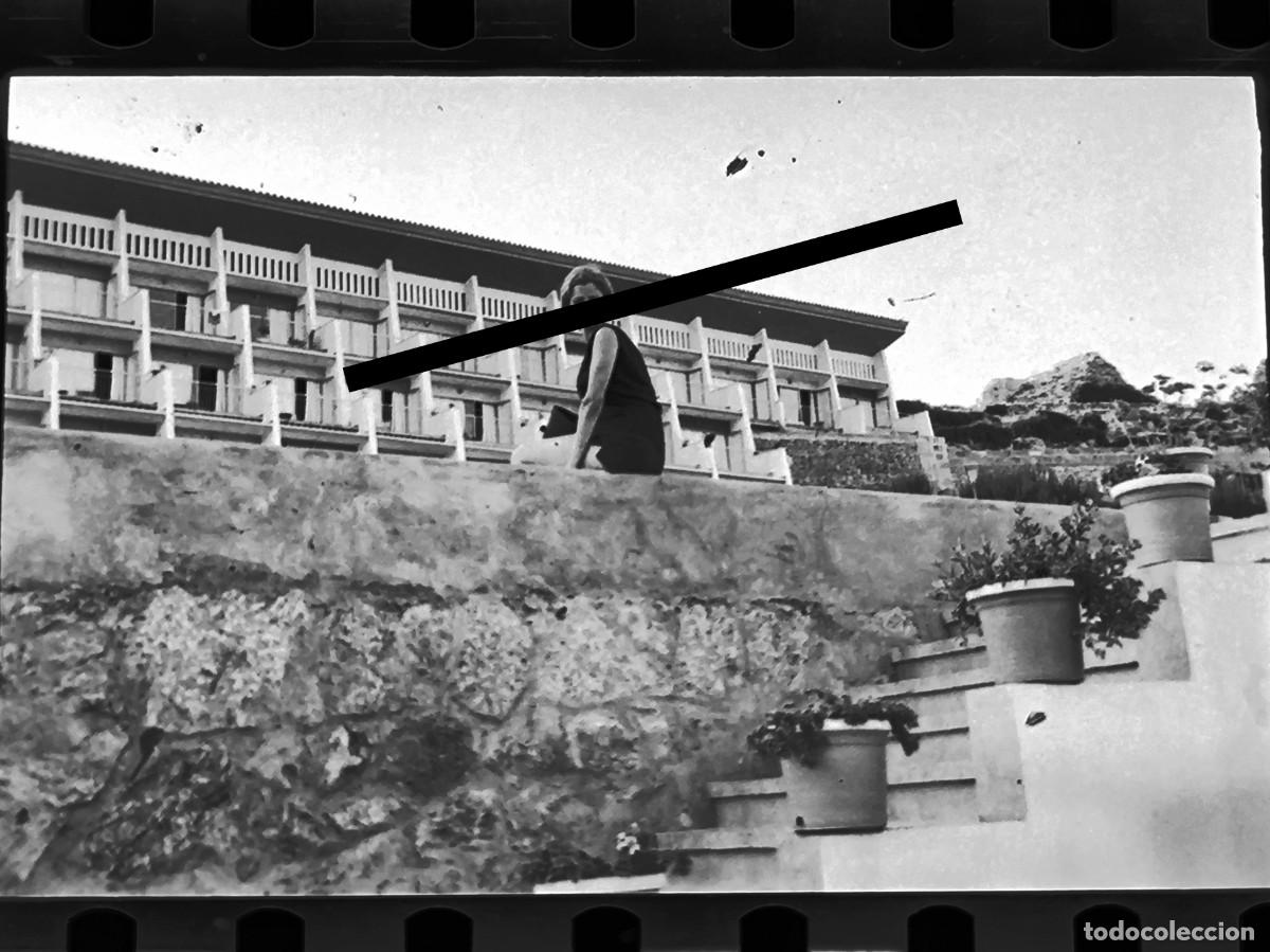 Antique Photography: Antiguo negativo de fotograf&iacute;a. En Mallorca. Chica posando. A&ntilde;o 1959