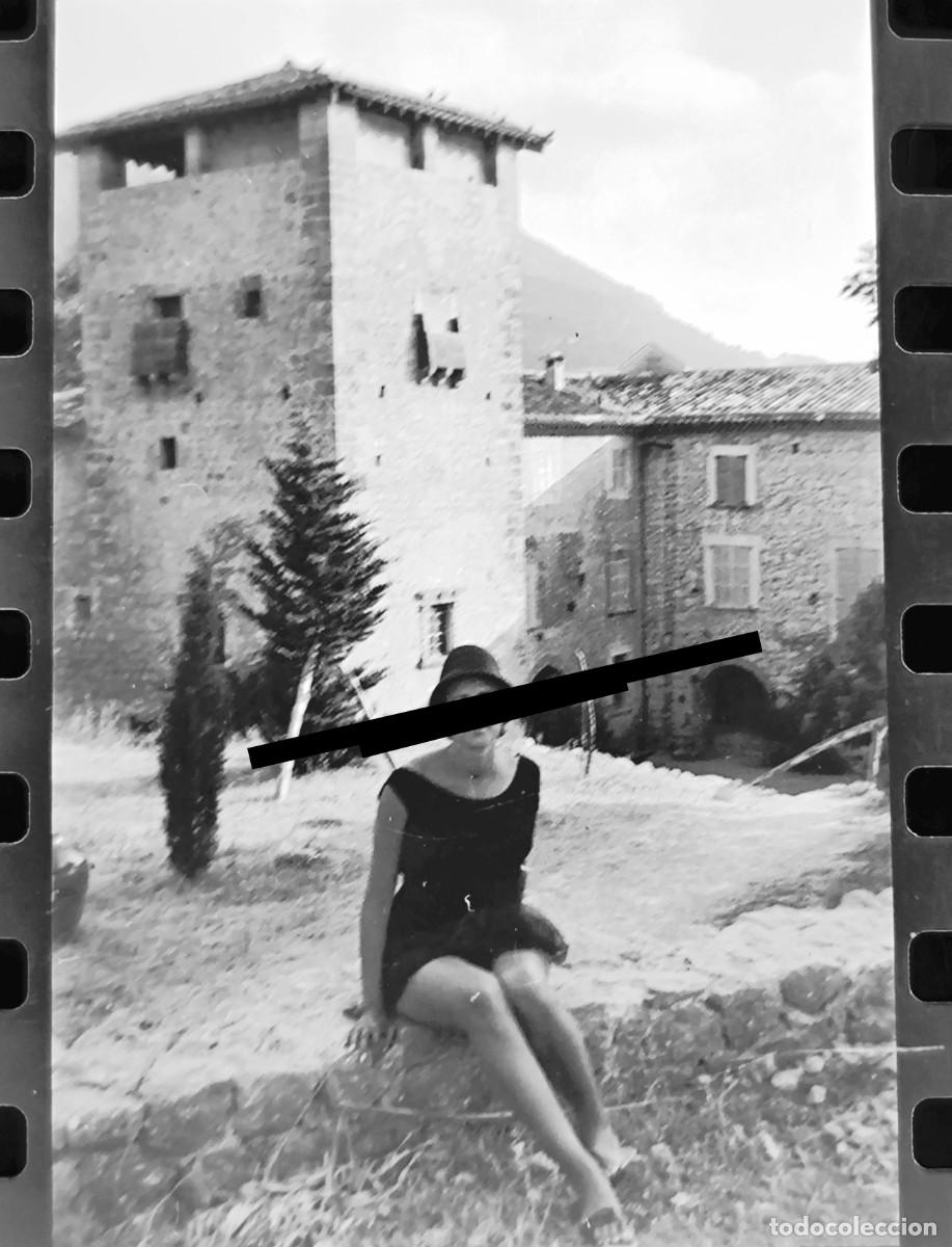 Antique Photography: Antiguo negativo de fotograf&iacute;a. En Mallorca. Chica posando. A&ntilde;o 1960