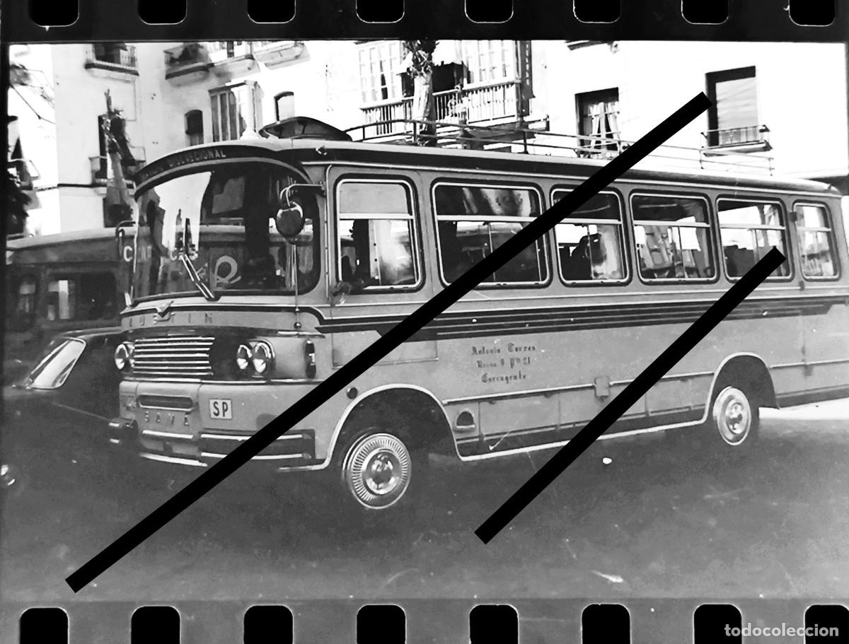 Fotograf&iacute;a antigua: Antigua negativo de fotograf&iacute;a. Autob&uacute;s Austin Sava. A&ntilde;os 60.