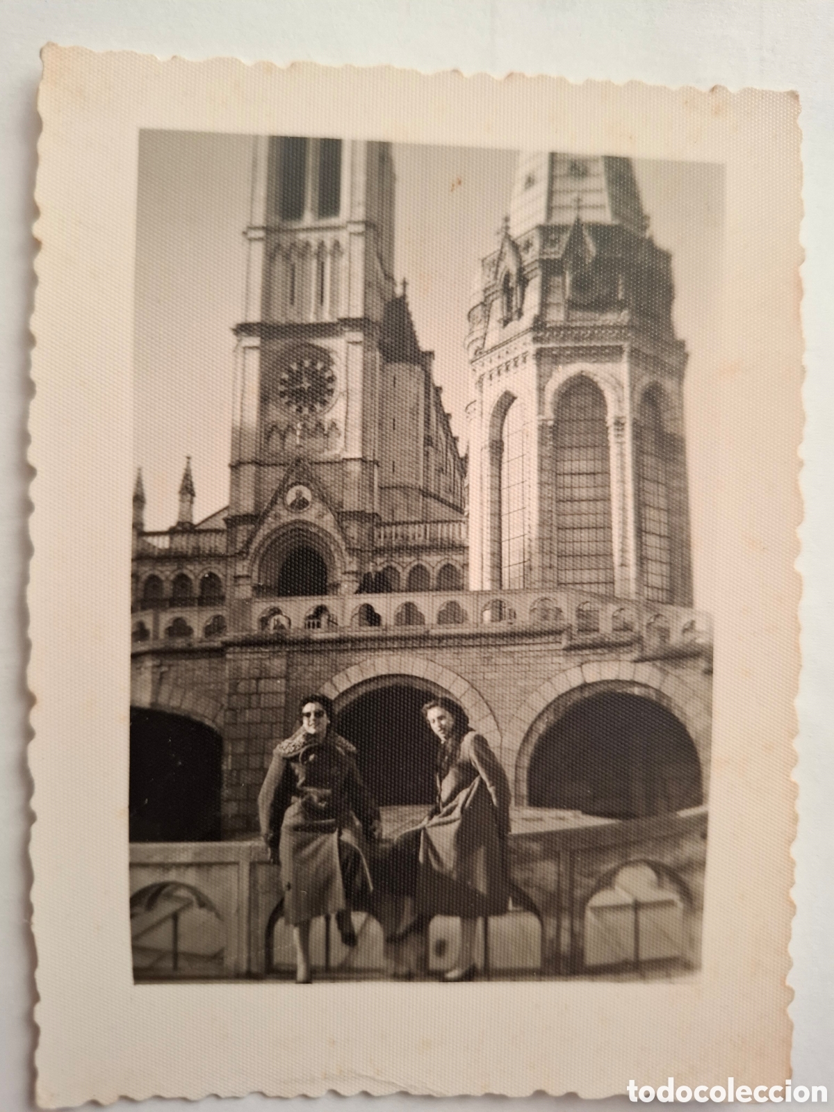 Fotograf&iacute;a antigua: Dos se&ntilde;oras ante la bas&iacute;lica de Lourdes, Marlo-Foto, Alc&aacute;zar de San Juan, a&ntilde;os 50
