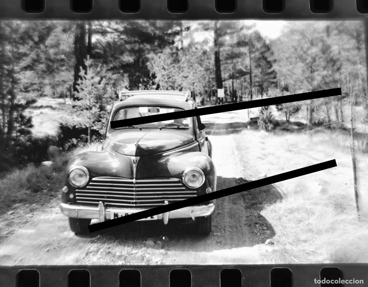 Fotograf&iacute;a antigua: Antigua negativo de fotograf&iacute;a. Coche Peugeot 203.