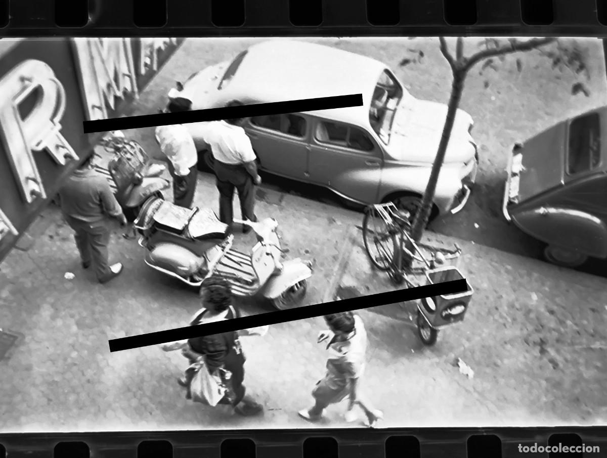 Fotograf&iacute;a antigua: Antigua negativo de fotograf&iacute;a. Motocicleta moto vespa. A&ntilde;os 60.