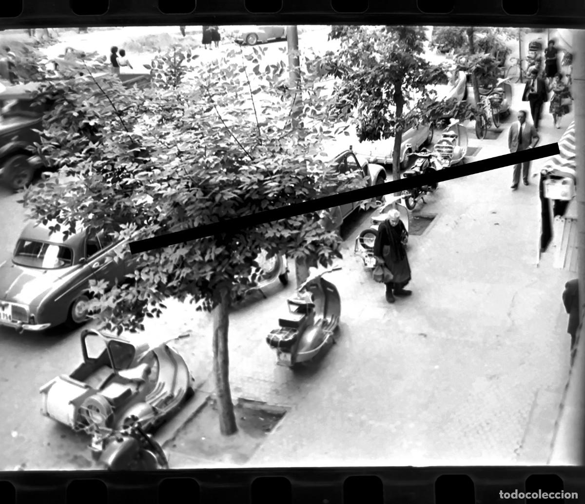 Fotograf&iacute;a antigua: Antigua negativo de fotograf&iacute;a. Motocicleta moto vespa. A&ntilde;os 60.