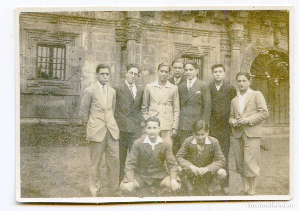 Fotograf&iacute;a antigua: Grupo de j&oacute;venes ante el Palacio de So&ntilde;anes en Villacarriedo, a&ntilde;os 20 o 30