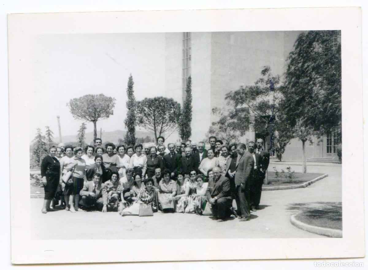 Fotograf&iacute;a antigua: L&eacute;rida, Lleida, una excursi&oacute;n en la explanada de la f&aacute;brica de cervezas San Miguel, a&ntilde;os 50