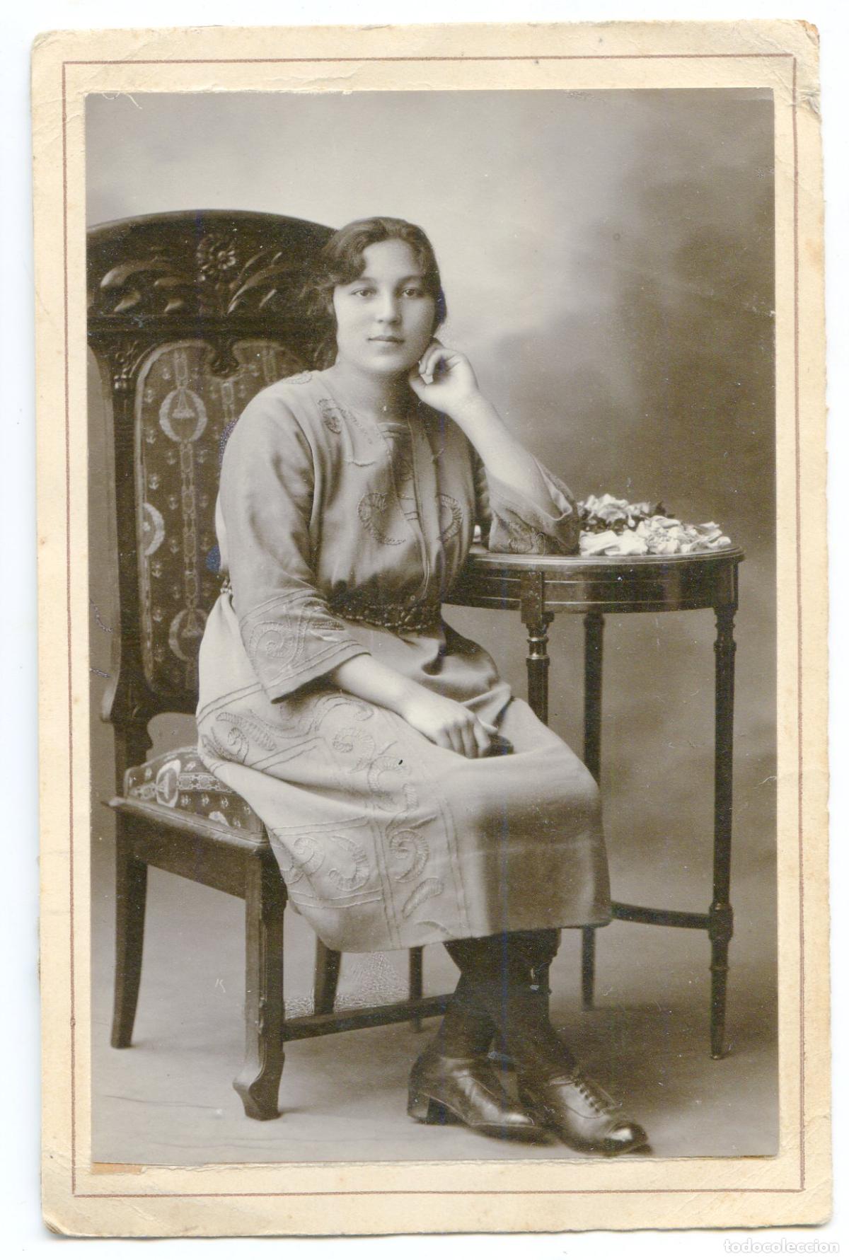 Fotograf&iacute;a antigua: Retrato de se&ntilde;orita, sin referencia de fot&oacute;grafo. Circa 1920
