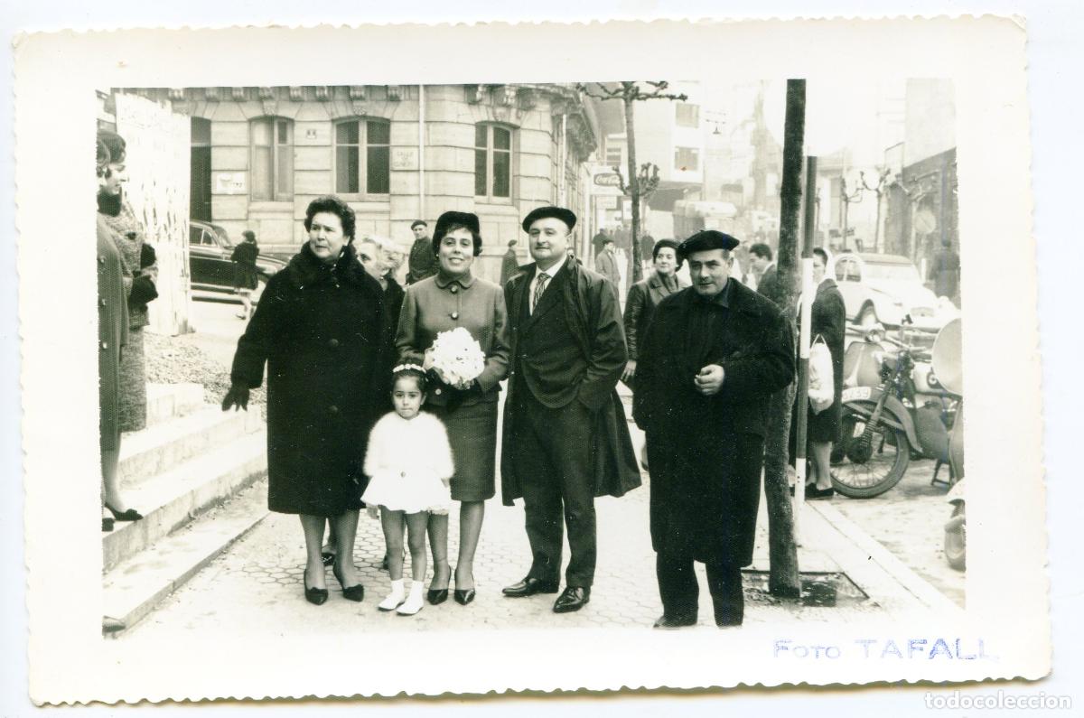 Fotografia antica: Santander. Una boda en la parroquia de San Francisco, la casa de Socorro detr&aacute;s, Foto Tafall Ca 1955