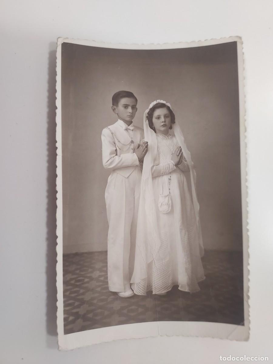 Fotograf&iacute;a antigua: Foto ni&ntilde;o y ni&ntilde;a de Primera Comuni&oacute;n, traje blanco, vestido largo, velo. Circa 1930-1940. 14 x 9 cm
