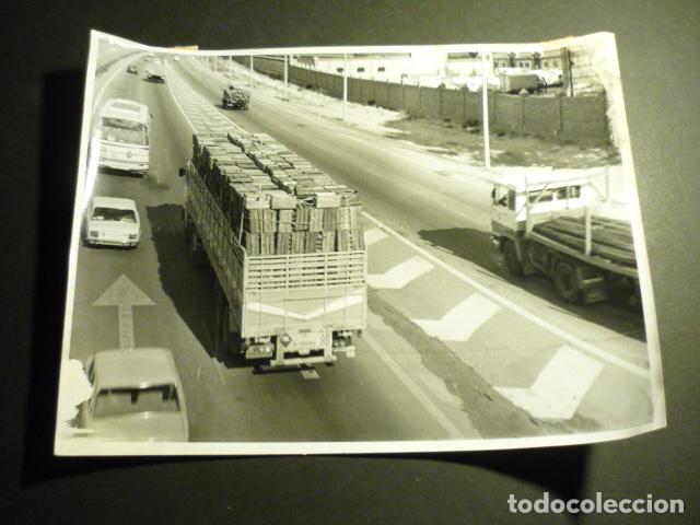 Fotografia antica: CAMION EN CARRETERA ANTIGUA FOTOGRAFIA ORIGINAL 24 X 18 CM