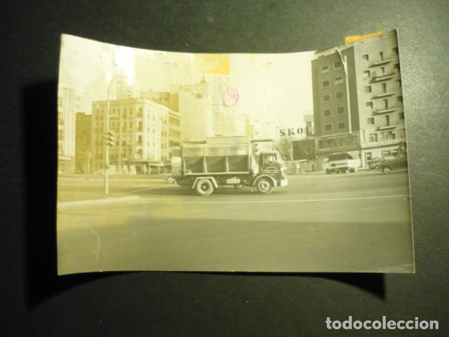 Fotografia antica: MADRID PLAZA DE LEGAZPI CAMION ANTIGUA FOTOGRAFIA ORIGINAL 13 X 18 CM