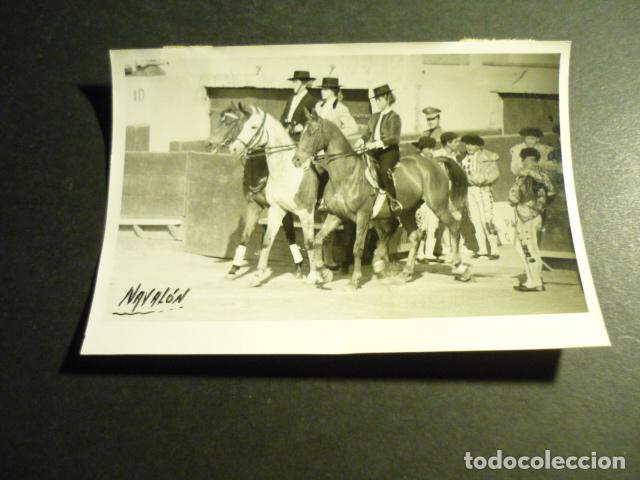 Fotografia antiga: CARACAS VENEZUELA MUJERES ALGUACILILLAS PLAZA DE TOROS ANTIGUA FOTOGRAFIA ORIGINAL 9 X 13 CM