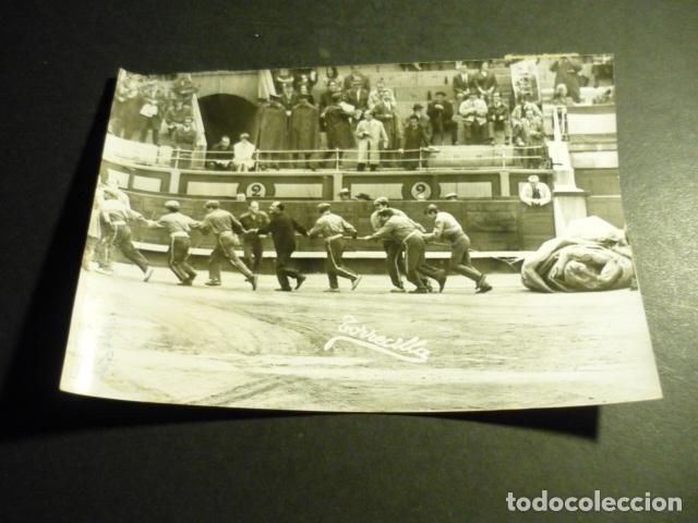 Fotografia antica: MADRID PLAZA DE TOROS DE LAS VENTAS MONOSABIOS RECOGIENDO LONA ANTIGUA FOTOGRAFIA ORIGINAL 11X16 CM