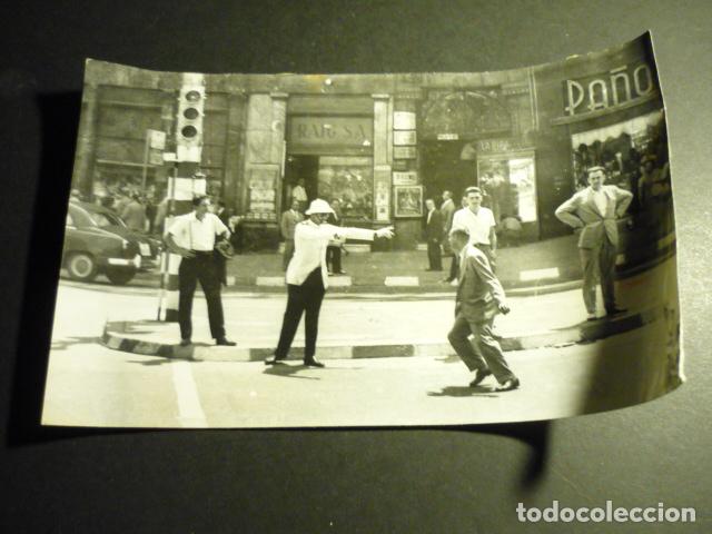 Fotografia antica: BARCELONA POLICIA LOCAL Y PEATON CALLE PELAYO ANTIGUA FOTOGRAFIA ORIGINAL 1961 14,5 X 23 CM