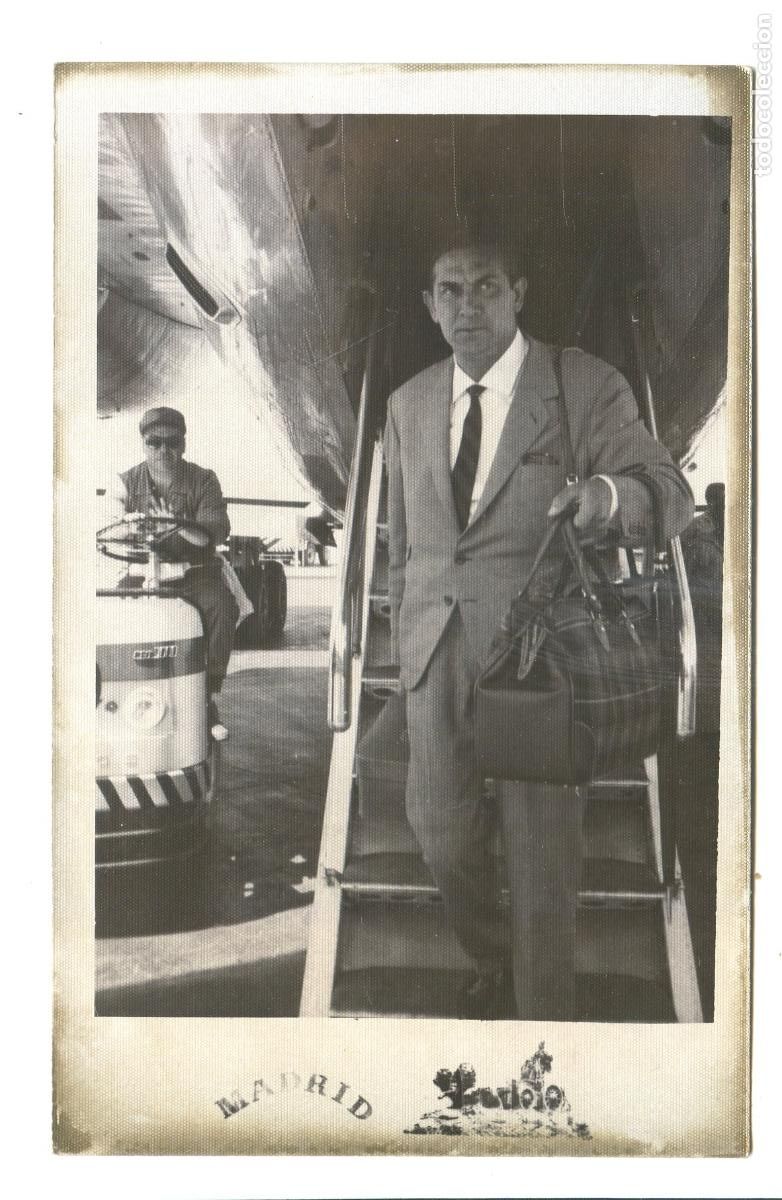 Antique Photography: El futbolista del Athletic de Bilbao Venancio P&eacute;rez en el aeropuerto de Barajas 1967