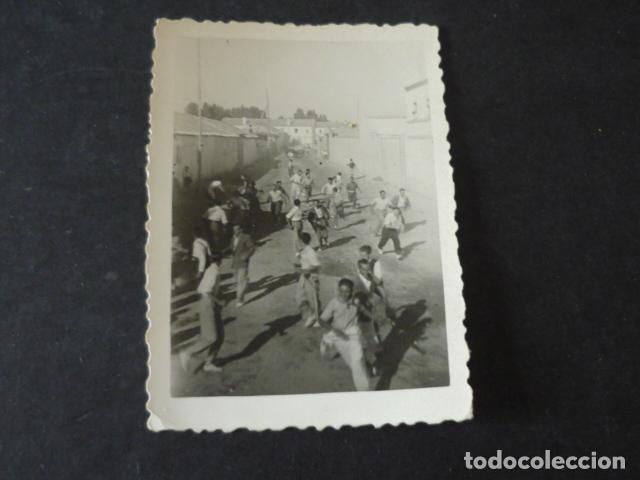 Alte Fotografie: PEDRAJAS DE SAN ESTEBAN VALLADOLID ENCIERRO TAURINO ANTIGUA FOTOGRAFIA 28 AGOSTO 1953 6 X 8 CM