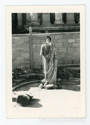 Antique Photography: MERIDA. EXTREMADURA. JUEGO OPTICO CON UNA ESTATUA DEL TEATRO ROMANO