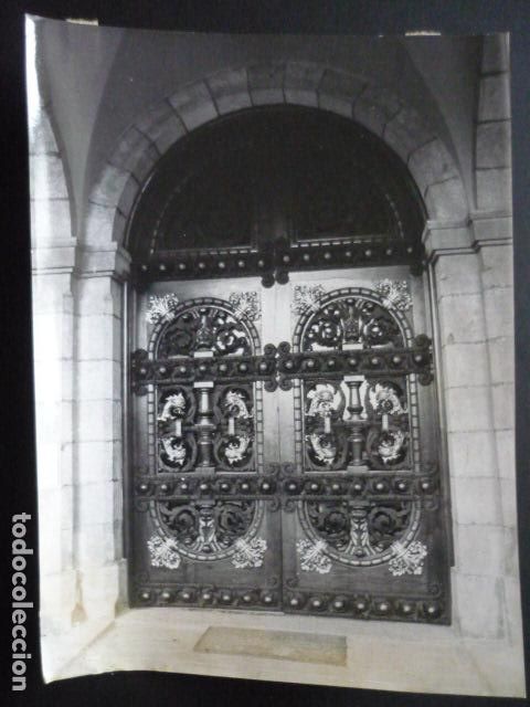 Fotografia antiga: BARCELONA PUERTAS DEL PARLAMENTO ANTIGUA FOTOGRAFIA ORIGINAL 18 X 24 CM