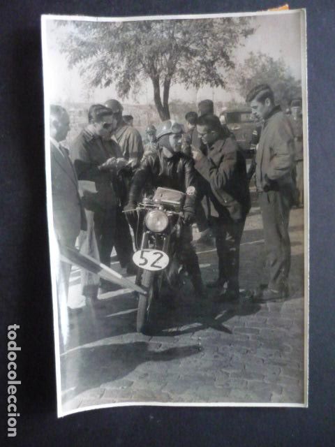 Fotograf&iacute;a antigua: MOTOCICLISTA MOTOCICLETA CONCURSO RADARA UNA VESPA ANTIGUA FOTOGRAFIA 12 X 17 CM