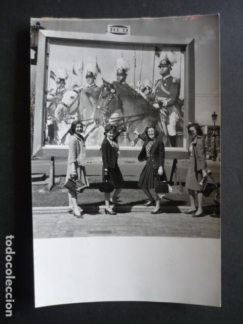 Alte Fotografie: BARCELONA MUJERES JUNTO A CARTEL ANTIGUA FOTOGRAFIA 12 X 17 CM