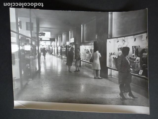 Fotografia antiga: BARCELONA CALLE TUSET ESCENA URBANA ANTIGUA FOTOGRAFIA 24 X 18 CM