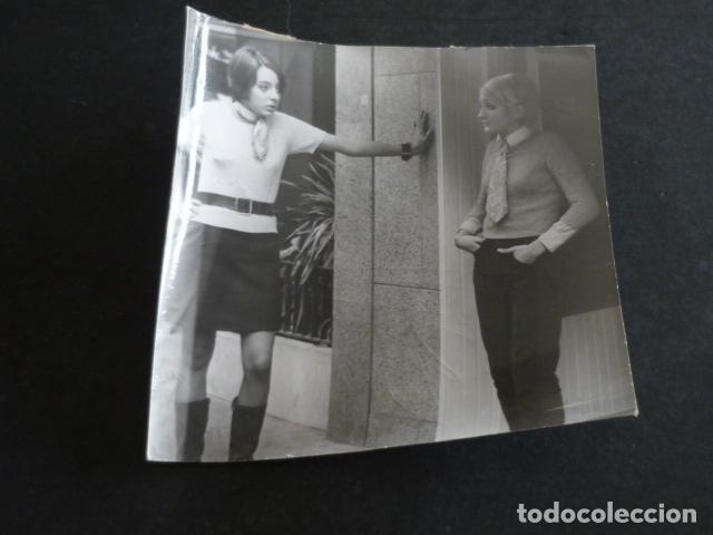 Photographie ancienne: BARCELONA CALLE TUSET MUJERES A LA MODA ANTIGUA FOTOGRAFIA 11.5 X 11.5 CM