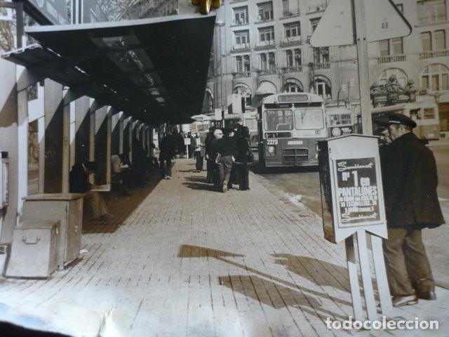 Antique Photography: BARCELONA ESCENA URBANA PARADA AUTOBUSES PLAZA CATALU&Ntilde;A ANTIGUA FOTOGRAFIA 24 X 18 CM