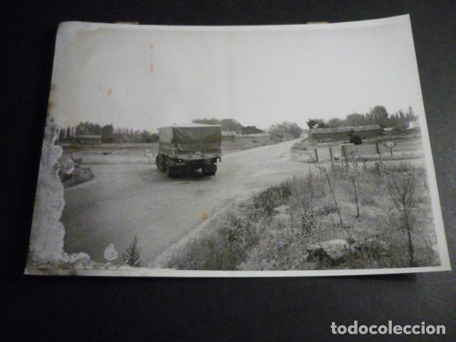 Fotografia antica: CAMION EN CARRETERA ANTIGUA FOTOGRAFIA ORIGINAL 13 X 18 CM