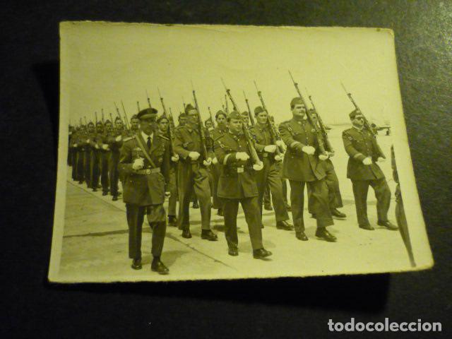 Fotografia antica: BADAJOZ SOLDADOS DESFILANDO CARBAJO FOTOGRAFO ANTIGUA FOTOGRAFIA 6 X 8 CM