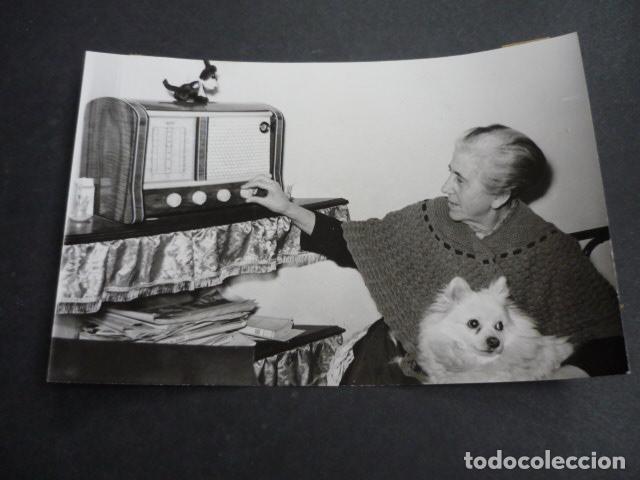 Antique Photography: CONCURSO GALLINA BLANCA MADRE CONCURSANTE ANTE RADIO ANTIGUA FOTOGRAFIA ORIGINAL 12 X 17 CM