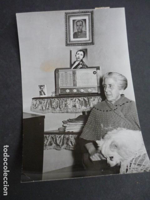 Antique Photography: CONCURSO GALLINA BLANCA MADRE CONCURSANTE ANTE RADIO ANTIGUA FOTOGRAFIA ORIGINAL 12 X 17 CM