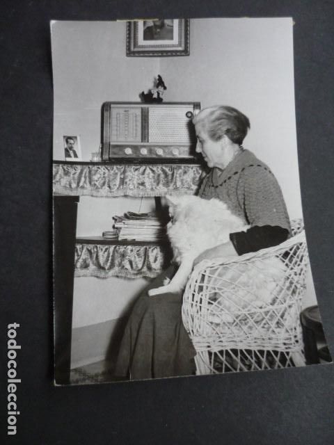 Antique Photography: CONCURSO GALLINA BLANCA MADRE CONCURSANTE ANTE RADIO ANTIGUA FOTOGRAFIA ORIGINAL 12 X 17 CM