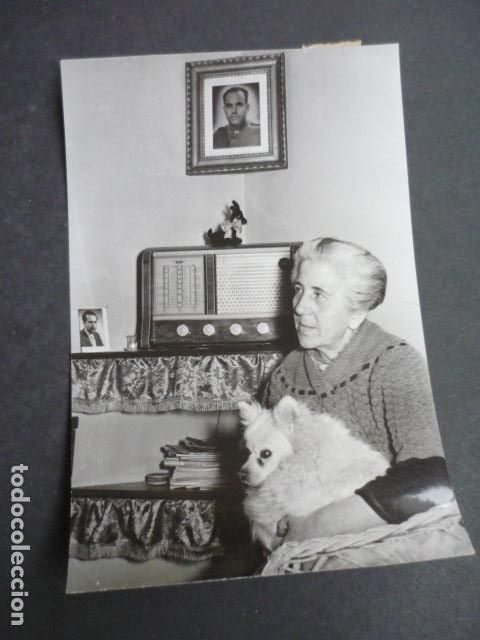 Antique Photography: CONCURSO GALLINA BLANCA MADRE CONCURSANTE ANTE RADIO ANTIGUA FOTOGRAFIA ORIGINAL 12 X 17 CM