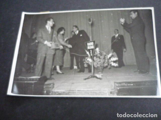 Antique Photography: CONCURSO RADIOFONICO MEDIO MILLON RADIO BILBAO CADENA SER ANTIGUA FOTOGRAFIA ORIGINAL 18 X 12 CM