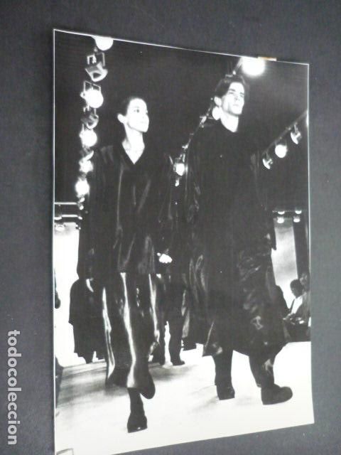 Alte Fotografie: PARIS DESFILE MODAS ADOLFO DOMINGUEZ PASE DE MODELOS ANTIGUA FOTOGRAFIA 18 X 24 CM