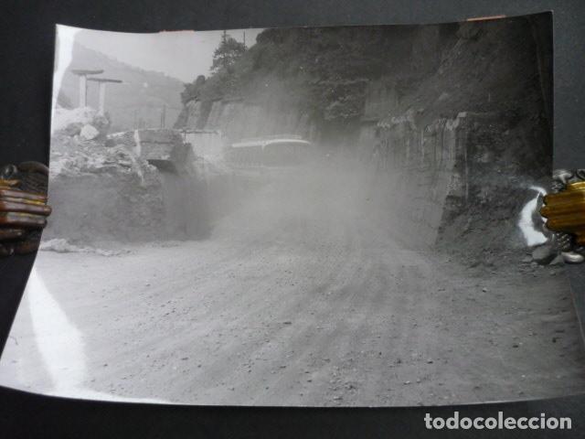 Alte Fotografie: LA NUEVA ASTURIAS CABALLO QUE SALV&Oacute; AUTOBUS SEPULTADO TUNEL ANTIGUA FOTOGRAFIA 18 X 24 CM